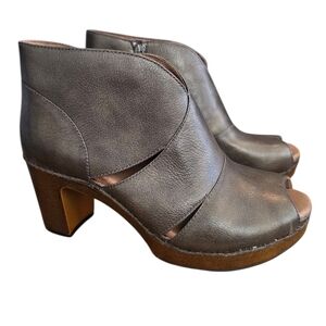 NEW! Dansko Women's Delphina Heel Sandal Size 40  NWOB